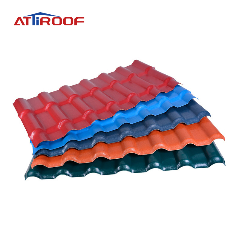 Tejas apiladas de resina sintética ATiROOF en colores variados, rojo, azul, naranja y verde, que resaltan las opciones de techo duraderas y coloridas.