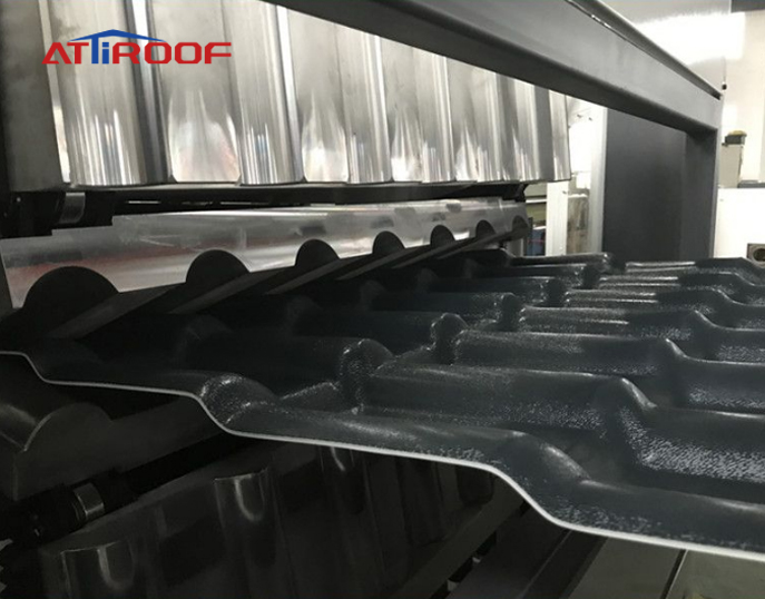 Proceso de fabricación de tejas de resina sintética negra en maquinaria de línea de producción.