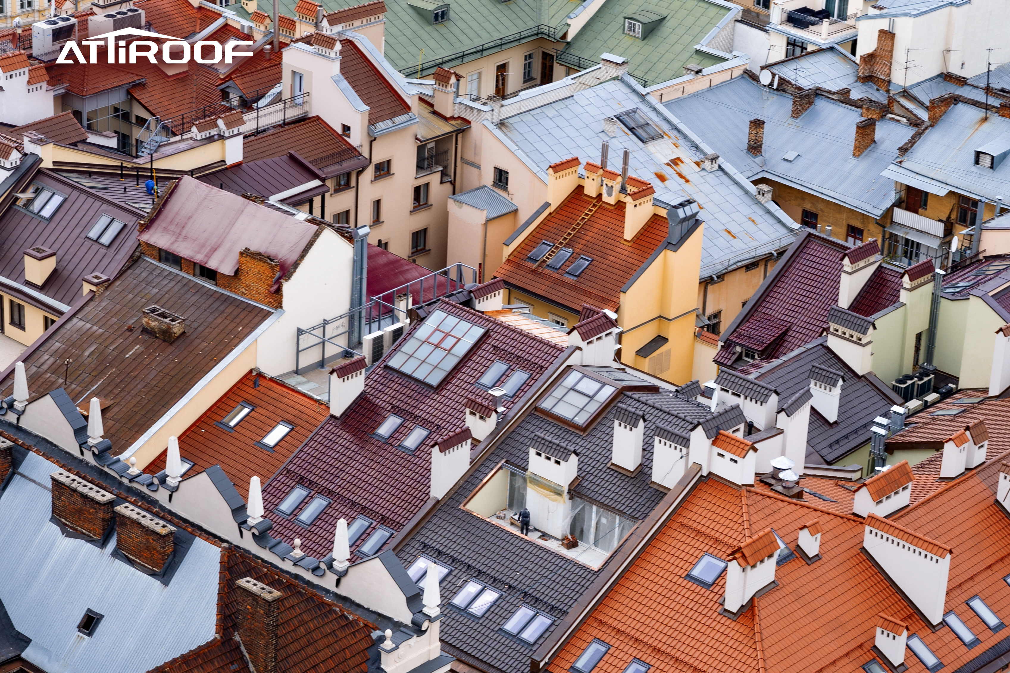Vista aérea de un barrio denso con una variedad de tejas de resina sintética texturizadas en múltiples colores.