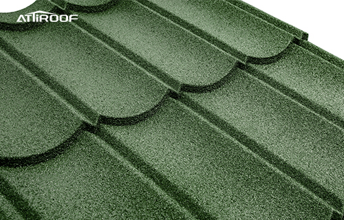 Con arena de color verde que cubre las tejas, muestra estética y durabilidad.
