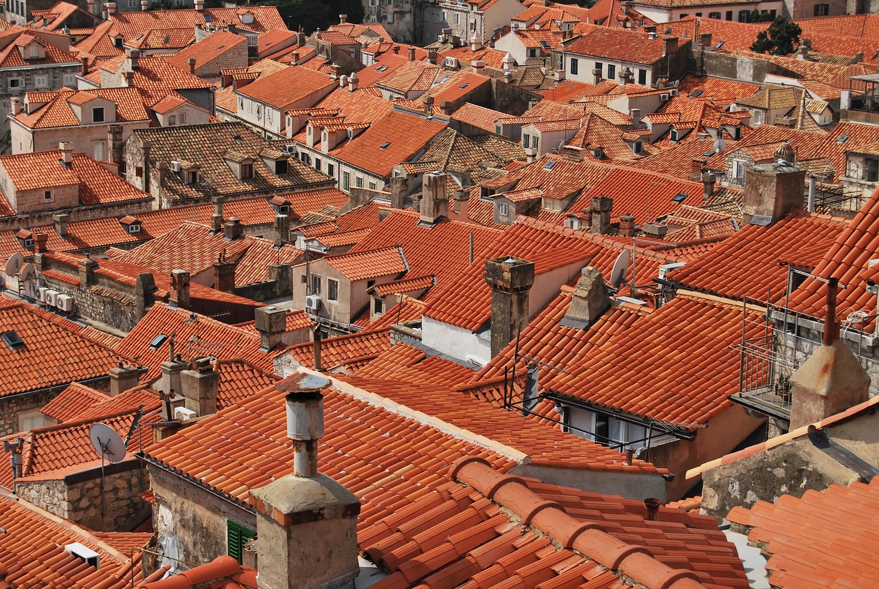 El complejo de edificios está cubierto por un denso y ordenado tejado de tejas de color rojo anaranjado.