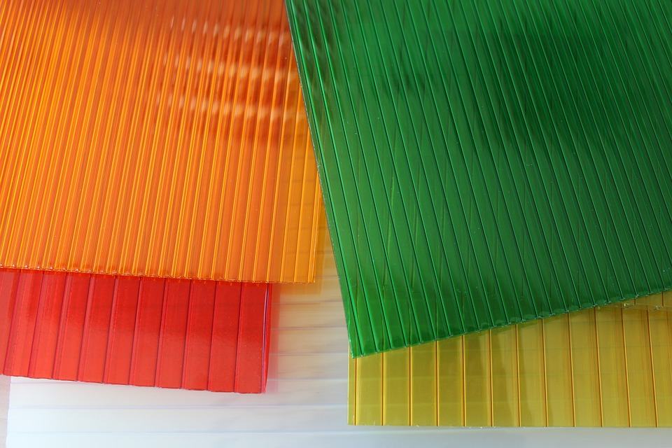 Las cuatro láminas de policarbonato utilizadas como paneles de techo transparentes son de color naranja, amarillo, verde y rojo de izquierda a derecha.