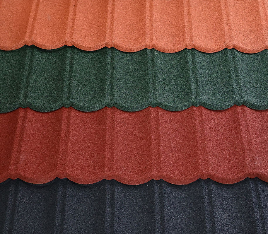Cuatro capas de baldosas de piedra de colores, de arriba a abajo, son rojo anaranjado, verde oscuro, rojo ladrillo y negro.