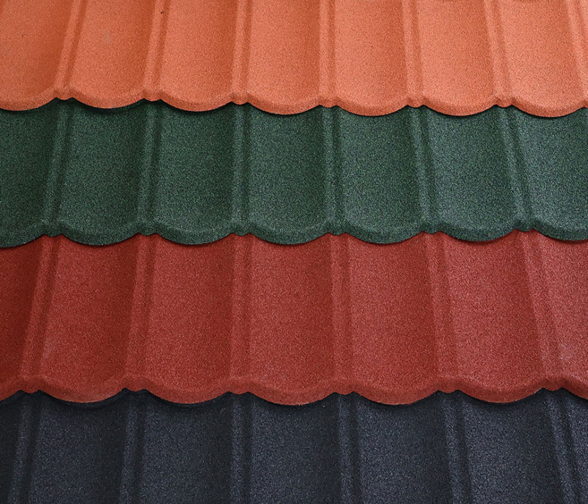 Cuatro capas de baldosas de piedra de colores, de arriba a abajo, son rojo anaranjado, verde oscuro, rojo ladrillo y negro.