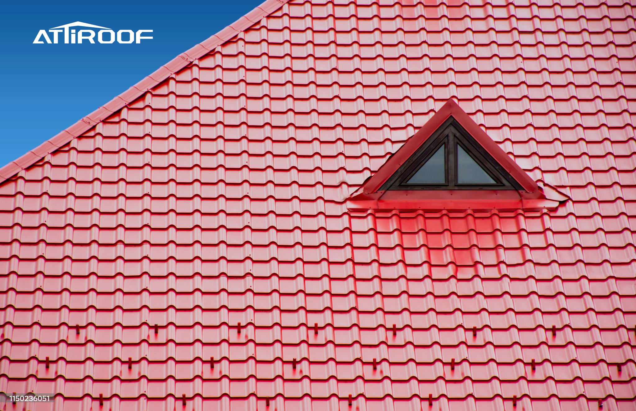Una teja de resina sintética de color rojo, con una singular ventana triangular en el techo y un marco rojo a juego con el color de las tejas.