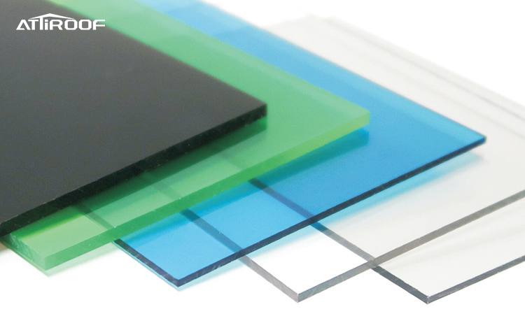 Láminas de policarbonato para techos de varios colores que muestran los pros y los contras de las láminas de policarbonato transparente para techos.