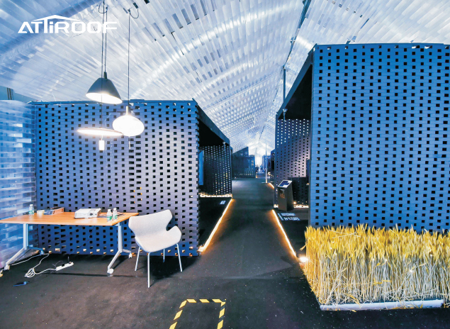 Espacio de oficina con techo de láminas de policarbonato transparente que demuestra los pros y los contras de este material en aplicaciones arquitectónicas.