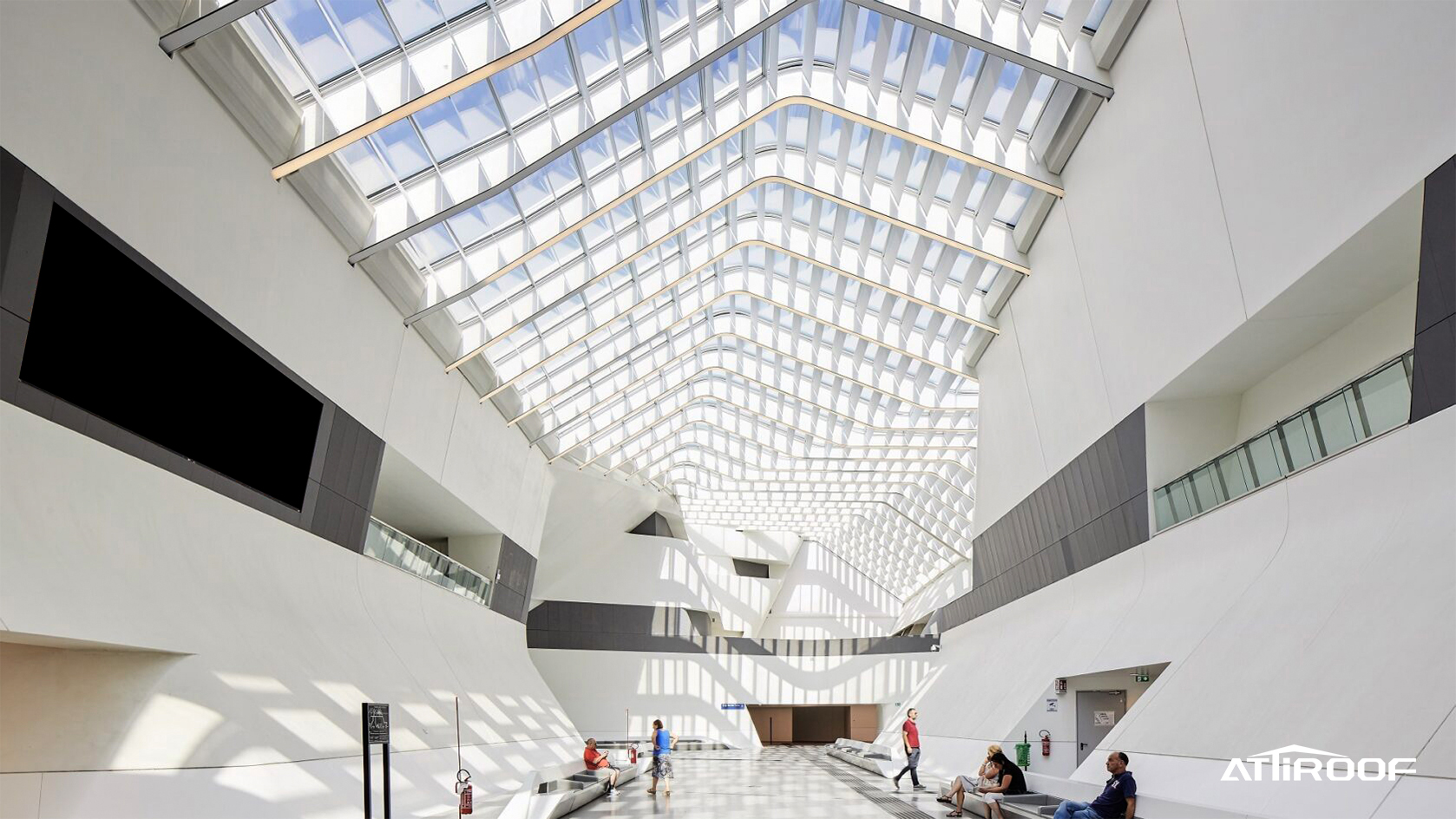 Diferentes tipos de tejas: paneles de policarbonato transparente para techos en un edificio comercial.