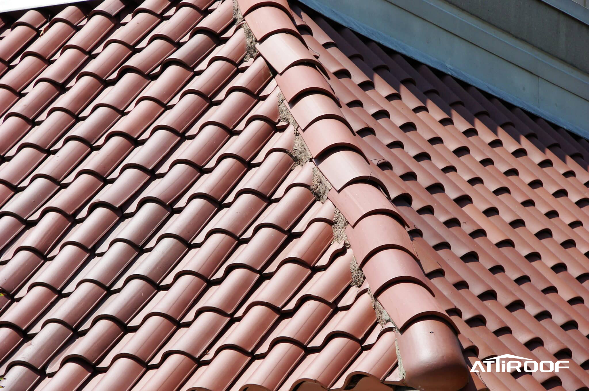 Textura de teja: tejas lisas en el techo de un edificio moderno.