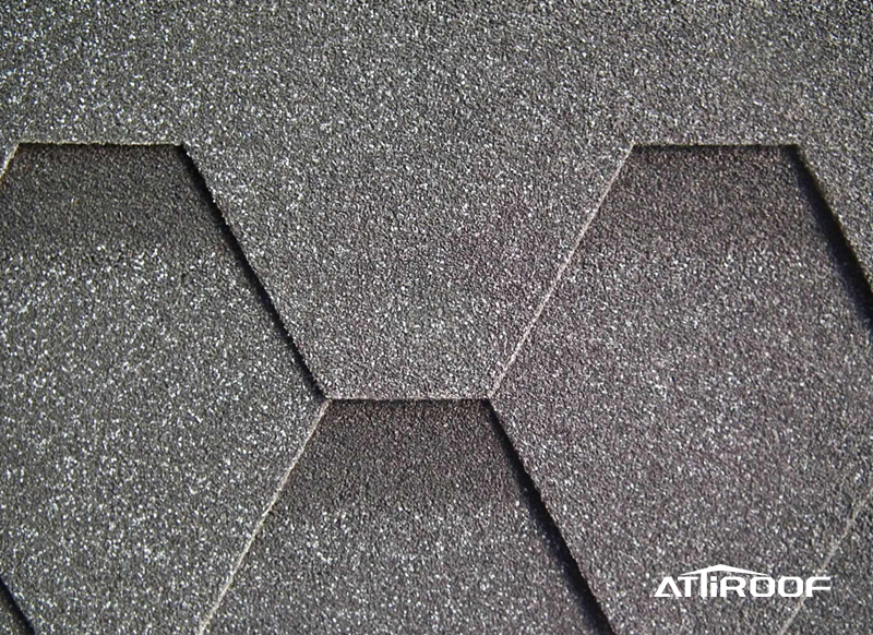 Textura de teja: tejas granulares en el techo de un edificio tradicional.