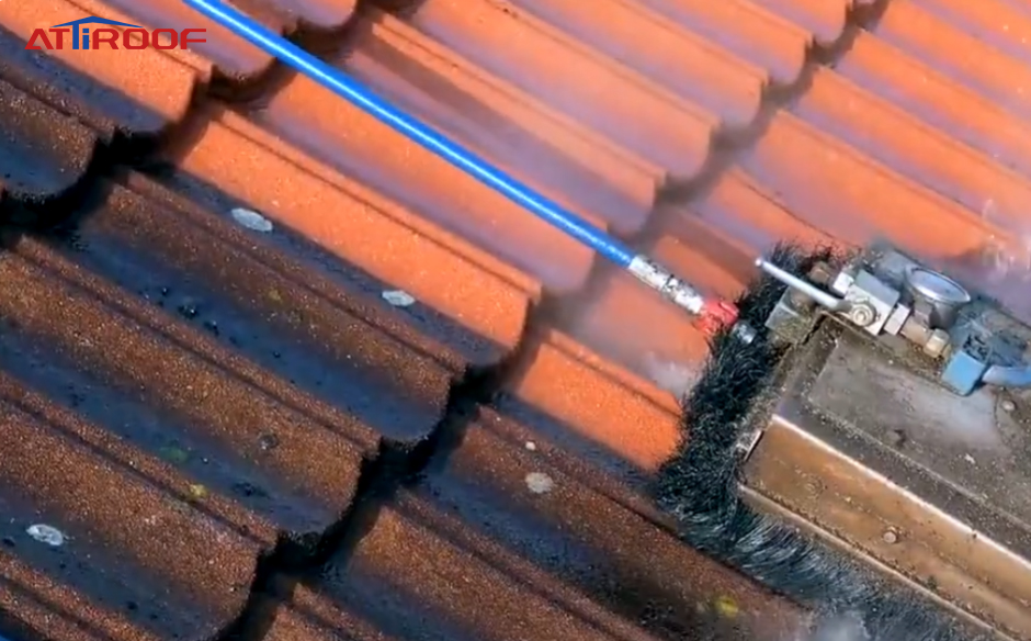 Utilice la manguera de agua para lavar las baldosas revestidas de piedra y las baldosas para eliminar los residuos.