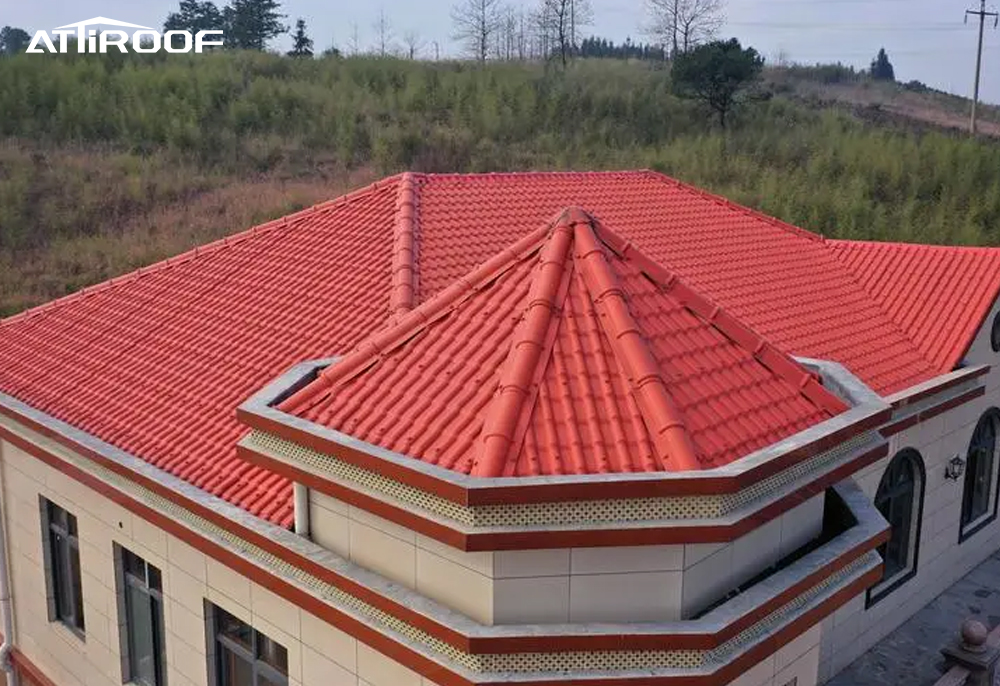 Las tejas de resina se instalan en los techos de edificios comerciales.