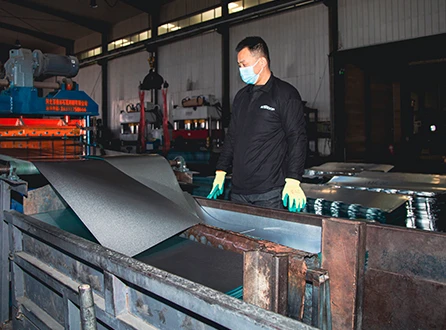Proceso de producci&oacute;n de tejas met&aacute;licas recubiertas de piedra